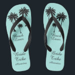 Chinelos Tribo Palm Tree Bride<br><div class="desc">Bata na praia em estilo com estes Chinelos fantásticos da Praia da Bela Tribo com pequenas palmeiras doces para te dar essa sensação tropical! Espaço para personalizar com seus nomes de damas de ponte! Misturar e combinar todos os seus produtos favoritos do Beach Lover de Up On Mountain!</div>