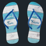 Chinelos Turquesa Sandy Toa Salty Kisses<br><div class="desc">Esses chinelos bonitos são acentuados com o ditado "Sandy Toes Salty Kisses" em uma turquesa e fundo branco listrado,  fazer-lhes um perfeito acessório de casamento para a noiva ou o favor de casamento para o casamento tropical,  praia,  náutico ou destino. Role para baixo para ver o tanque de coordenação.</div>