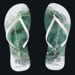 Chinelos Verde e Dourada Bridesmaid favorece o monograma<br><div class="desc">Você vai adorar este fundo bronzeado (também disponível em branco na minha coleção) com quadros geométricos de cor d'água verde e dourada com texturas de brilho dourado. Excelente para seus locais de casamento!</div>