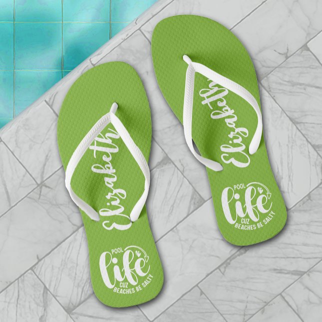 Chinelos Verde limão de vida piscina (Personalized "Pool life cuz beaches be salty" graphic on lime flip flops, women, men and kids)