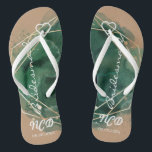 Chinelos Verde Tan e Dourada Bridesmaid Favorecem Monograma<br><div class="desc">Você vai adorar este fundo bronzeado (também disponível em branco na minha coleção) com quadros geométricos de cor d'água verde e dourada com texturas de brilho dourado. Excelente para seus locais de casamento!</div>