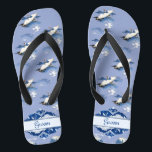 Chinelos Vintage Blue Chinoiserie Crane Weding Groom<br><div class="desc">O design apresenta um padrão de chinoiserie vintage de guindastes voadores em azul e branco e uma tipografia de palavras de casamento clássicas. É excelente para o noivo, adicionando uma dose de na moda de brilho ao seu dia de casamento chique, festa de solteira ou outra celebração. ♥ Personalize-o com...</div>