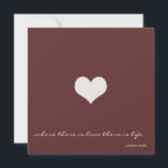 Chocolate Castanho e Convite Minimalista Dourado<br><div class="desc">Todo o texto sobre este minimalista convite para casamento de chocolate marrom e ouro é totalmente personalizável. Se você quer um aspecto mais minimalista, você pode remover a imagem do coração também. A citação na frente diz "Onde há amor há vida." Você pode usar qualquer citação que quiser. Apenas mude...</div>