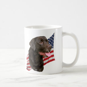 Chocolate labrador retriever e caneca da bandeira