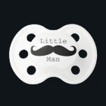 Chupeta Homem Pequeno Engraçado Cachorro<br><div class="desc">O pacificador bonito e engraçado do bigode do bebê do "Homem Pequeno" faz um chá de fraldas ou um presente para uma nova mãe. As cores preto e branco mostradas com uma chave azul para um bebê.</div>