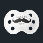 Chupeta Homem Pequeno Engraçado Cachorro<br><div class="desc">O pacificador bonito e engraçado do bigode do bebê do "Homem Pequeno" faz um chá de fraldas ou um presente para uma nova mãe. As cores preto e branco mostradas com uma chave azul para um bebê.</div>
