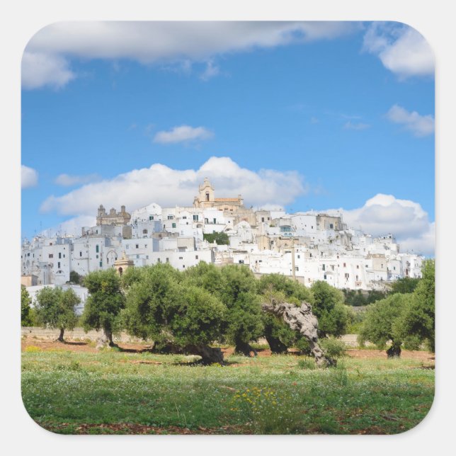 Cidade branca de Ostuni com oliveiras, etiqueta Pu (Frente)