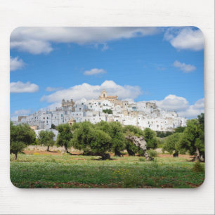 Cidade branca Ostuni e oliveiras, mousepad de