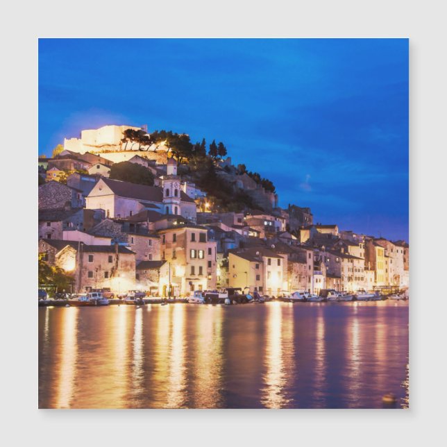 Cidade croata de Sibenik à noite (Frente)