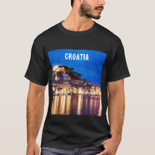 Cidade croata de Sibenik em T-Shirt noturno
