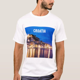 Cidade croata de Sibenik em T-Shirt noturno