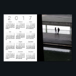 Cidade das Ciências casais Paris, Poster Calendári<br><div class="desc">Um casal na Cité des Sciences. Paris - 2007 - poster de calendário 2017. Fundo branco e letras pretas.</div>