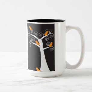 Cinco pássaros laranja em uma caneca