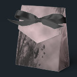 Cintura Vermelha do Céu Assombrado com Caixa de Fa<br><div class="desc">Um casamento ou festa favorece uma caixa de presentes com um céu vermelho sombrio de Halloween com árvores mortos ao longo de uma estrada assombrada,  corvos góticos e uma lua de cheio nublada e uma fita preta.</div>