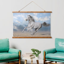 Cinza Arábica Galopa Através da Paisagem Sandy