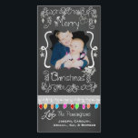 Cinza Chalkboard Feliz Cartão com fotos de Natal<br><div class="desc">Feliz cartões com fotos de Natal com uma tela de fundo, muitas cinzas e texto que diz Feliz Natal, uma corda de luzes coloridas de árvores em várias cores, cinzas penduradas nos ornamentos, e áreas que você pode personalizar esses belos e brilhantes cartões com fotos de Natal com sua foto...</div>