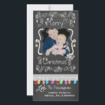 Cinza Chalkboard Feliz Cartão com fotos de Natal<br><div class="desc">Feliz cartões com fotos de Natal com uma tela de fundo, muitas cinzas e texto que diz Feliz Natal, uma corda de luzes coloridas de árvores em várias cores, cinzas penduradas nos ornamentos, e áreas que você pode personalizar esses belos e brilhantes cartões com fotos de Natal com sua foto...</div>