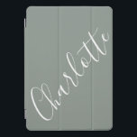 Cinza de Sage de Nome Personalizado de Script Mini<br><div class="desc">Nome da Tipografia de Script Minimalista no Caso iPad da Cinza de Sage em França</div>