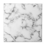 Cinza e azulejo de efeito mármore branco<br><div class="desc">Este azulejo apresenta um design de mármore branco refinado, destacado pela iluminação de cinzas suaves. O padrão de mármore natural oferece detalhes sutis e um olhar limpo e clássico que melhora os espaços modernos e tradicionais. Com um acabamento liso e brilhante, o azulejo é durável e fácil de manter —...</div>