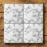 Cinza e azulejo de efeito mármore branco<br><div class="desc">Este azulejo apresenta um design de mármore branco refinado, destacado pela iluminação de cinzas suaves. O padrão de mármore natural oferece detalhes sutis e um olhar limpo e clássico que melhora os espaços modernos e tradicionais. Com um acabamento liso e brilhante, o azulejo é durável e fácil de manter —...</div>