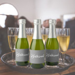 Cinza Escura Bridesmaid Script Simples Estilizado<br><div class="desc">Etiquetas autoadesivas para as suas minigarrafas de vinho espumante que apresentam uma cor de cinza escura e tenra juntamente com a "Bridesmaid" impressa em guião branco e estilizado. Uma ideia excelente para quando dá as damas de honra,  além de planejar uma festa de solteira!</div>