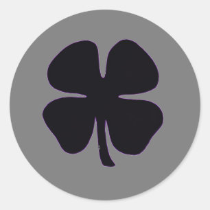 Cinza preta de touca redonda com adesivos grandes