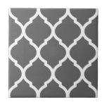 Cinza Quatrefoil Marroquino, Azulejo De Cerâmica P<br><div class="desc">O azulejo moderno de cerâmica chic apresenta um padrão repetitivo de latência de quatrefoil marroquino. Clique em Personalizar para adicionar seu próprio texto ou imagens para criar um único de um tipo de design.</div>