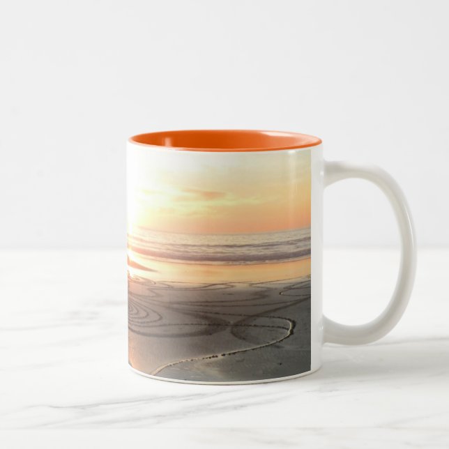 Círculo da areia na caneca do por do sol (Direita)