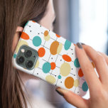 Círculos Coloridos e Padrões do Médio<br><div class="desc">Adicione um pop de cor ao seu telefone com esta adorável capa de telefone de célula retrô. Apresenta círculos,  ovais,  pontos e linhas nas cores do azul-turquesa,  dois tons de laranja e creme. Isto vai parecer excelente na sua mão!</div>