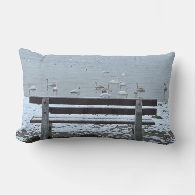 Cisnes, lago e um banco - almofada (Frente)