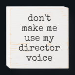 Citação de Humor Diretor do Teatro Funny<br><div class="desc">Este travesseiro decorativo divertido apresenta uma citação humorística divertida para diretores - Não me faça usar minha voz diretora - em uma simples tipografia de máquina de escrever em preto e branco. A palavra diretor pode ser personalizada. ideia de presente de excelente!</div>