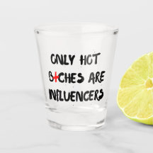 Citação engraçada de influenciador em copo de shot