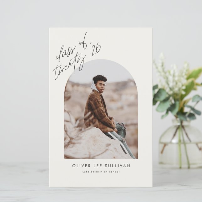 Classe de Anúncio de Graduação em Arco bege 2023 (Em pé/Frente)