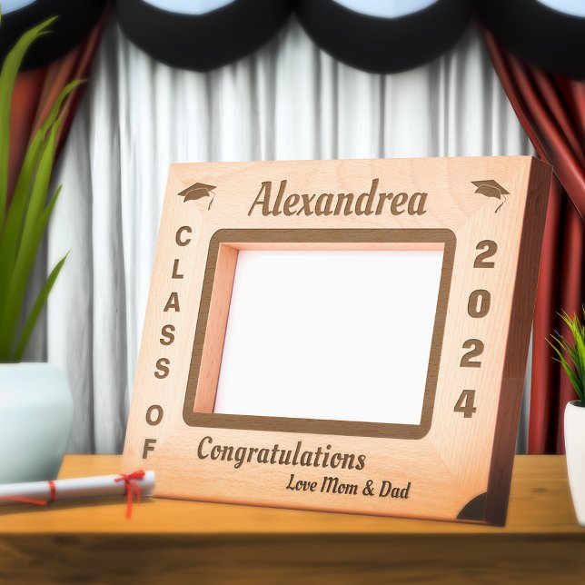 Classe De formando De Madeira De Parabéns 2024 (Graduate Class Of 2024 Congratulations Wooden Etched Frame is great for the graduate in your life. )