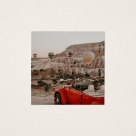 Clássico Vintage Red Car Observando Balões de Ar Q