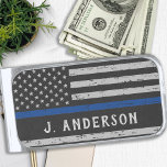 Clip Para Dinheiro Prateado Policial Personalizado da Linha Azul Thin<br><div class="desc">Thin Blue Line Money Clip - Bandeira americana em cores da Polícia, design angustiada. Personalize com o nome do policial. Este clipe de dinheiro da polícia personalizado é perfeito para policiais e polícias e para todos aqueles que os apóiam. COPYRIGHT © 2020 Judy Burrows, Black Dog Art - Todos Os...</div>