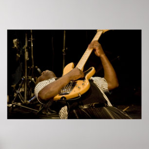 "Clyde" Reproduz Impressão de Bass Elétrico