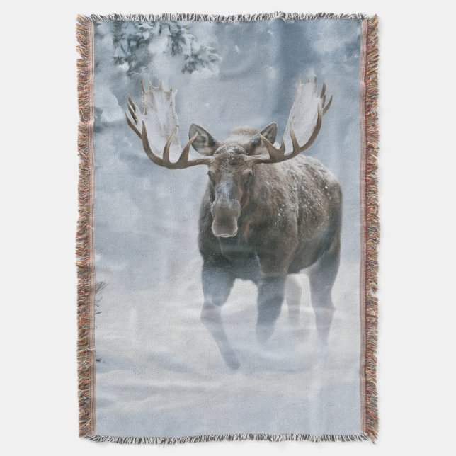Cobertor Alce Macho Caminhando pela Neve Boreal (Frente Vertical)
