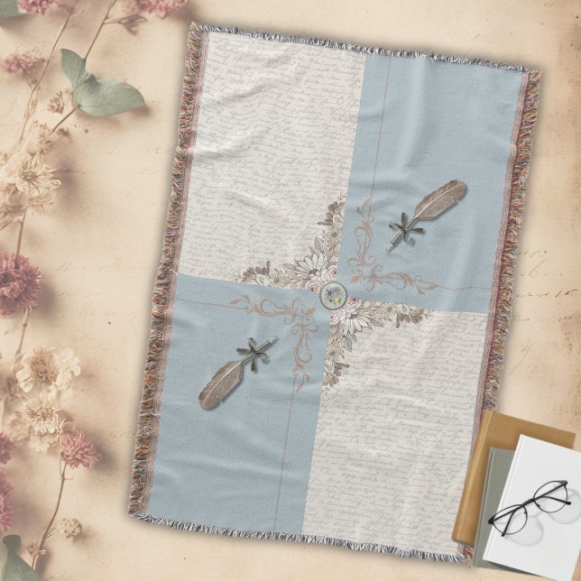 Cobertor Azul Antigo Franja Tecida do Manuscrito Clássico (A touch of timeless blue elegance for your classic home. This woven throw adds sophistication.)