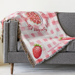 Cobertor Berry Sweet Love Strawberry Gingham Bride<br><div class="desc">Apresentando o nosso "Berry Sweet Love" Jogue Rug, a fusão perfeita do charme de safra e da elegância moderna do país. Este delicioso cobertor capta a essência de uma festa de solteira, noite de galinha, ou chá de panela com suas vibrações retrô-safras e design de morango doce. Imaginem o vosso...</div>