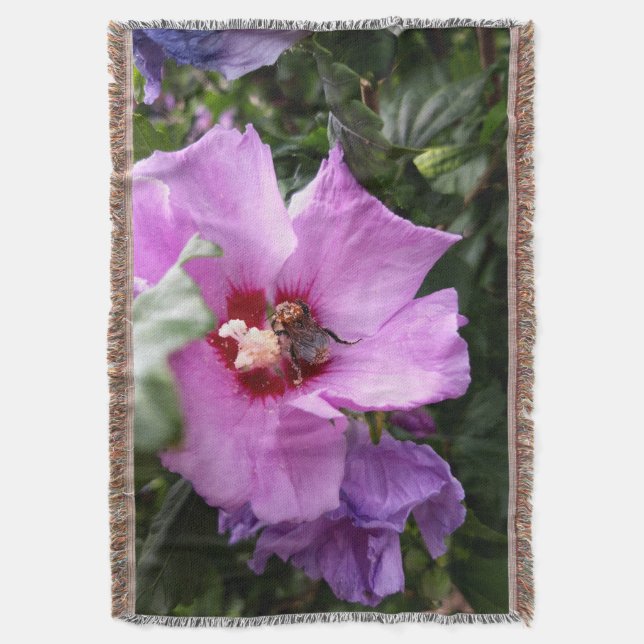 Cobertor Bumblebee na Flor de Hibiscus (Frente Vertical)