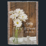 Cobertor Casamento de Mason Jar e White Daisies Country<br><div class="desc">Personalize o encantador Mason Jar e White Daisies Country Barn Wedding Throw com os nomes da noiva, noiva e cerimônia de casamento para criar um presente duradouro para os recém-casados. Este cobertor nupcial do tema rústico do rancho personalizado apresenta uma fina fotografia floral de um buquê de margaridas brancas num...</div>