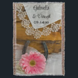 Cobertor Casamento rosa margarida, rendas e ferradura ocide<br><div class="desc">A margarida rosa-rosa, a margarida-de-bruxaria, a margarida-de-ferradura e o campo ocidental podem ser personalizados com os nomes da noiva e da data da cerimônia de noiva e casamento. Este cobertor personalizado do tema equino no estilo rancho apresenta uma fotografia floral tênue de uma flor de margarida de rosa claro, um...</div>