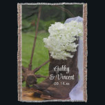 Cobertor Casamento Rustic Hydrangea e Cowboy Boots Western<br><div class="desc">Personalize o encantador Rustic Hydrangea e Cowboy Boots Country Western Wedding jogando os nomes da noiva e noiva e da cerimônia de casamento para criar um presente de manutenção para uma festa de noivado, chá de panela ou casamento. Este cobertor nupcial personalizado, casual mas clássico, apresenta uma fotografia floral acesa...</div>