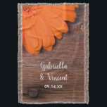 Cobertor Casamento Rustic Orange Daisy and Barn Wood Countr<br><div class="desc">A encantadora festa russa de margarida laranja pode ser personalizada com os nomes da noiva, noiva e cerimônia de casamento para criar um presente de bem-estar. Este cobertor nupcial personalizado do estilo fazendeiro rural ou ao estilo fazendeiro ocidental apresenta uma fotografia floral acesa de um florê de flor de margarida...</div>