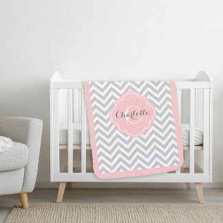 Cobertor De Bebe Cinza e Monograma de Chevron Rosa