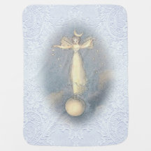 Polvilhando o menino da cobertura do bebê das