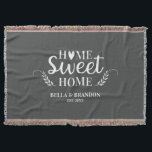 Cobertor de Casamento Personalizado para Casais<br><div class="desc">Um cobertor aconchegante com as palavras Lar Doce Lar e seu nome e data de casamento. Personalize este cobertor cinza e branco para um lindo presente de casamento ou aniversário. Outras cores disponíveis. Desenhado para você por Blackberry boulevard.</div>