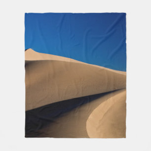 COBERTOR DE VELO AREIA MARAVILHOSA SOB PELE AZUL DURANTE O DIA