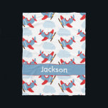 Cobertor De Velo Aviões de Menino Personalizado<br><div class="desc">Um cobertor vermelho e azul padrão de avião. Personalize facilmente com o nome de uma criança. Perfeito para um menino ou criança se abraçar.</div>